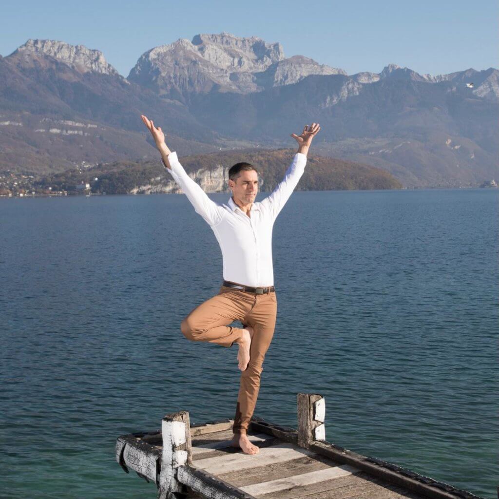 Satiam yoga au bord du lac d'Annecy